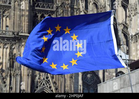 Europaflagge vor dem Kölner Dom Stockfoto