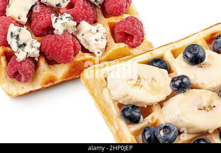 Französische Waffeln mit Beeren, Bananen und Dorlu-Käse isoliert auf weißem Hintergrund Stockfoto