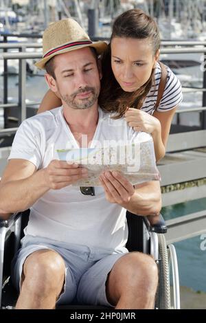 Behinderte Menschen im Rollstuhl und Freundin auf Urlaub Stockfoto