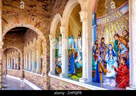 Mosaike auf der Außenseite der Wallfahrtskirche Madonna der Pracht in Giulianova, Italien Stockfoto