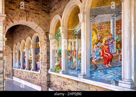 Mosaike auf der Außenseite der Wallfahrtskirche Madonna der Pracht in Giulianova, Italien Stockfoto