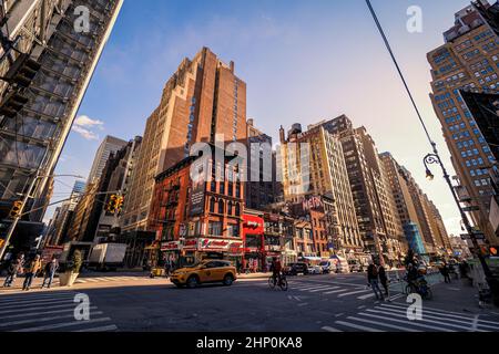 Blick auf die Gebäude, die Menschen und den Verkehr in der W 40. Street 8. Ave, Hell's Kitchen, Manhattan, New York City, NY, USA Stockfoto