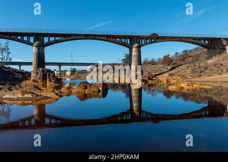 Brücke über den Rio Tinto, (Tinto River) in huelva, spanien Stockfoto