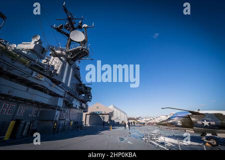 Blick auf eine US Marines AV-8 Harrier V-STOL neben der Insel auf dem Flugdeck der USS Intrepid, Intrepid Sea, Air and Space Museum, New York, NY, USA Stockfoto