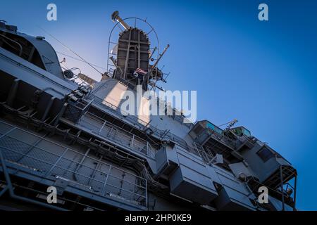 Blick auf die Insel, das taktische und operative Gehirn des Flugzeugträgers USS Intrepid, Intrepid Sea, Air and Space Museum, New York, NY, USA Stockfoto