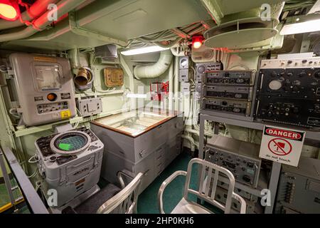 Blick auf einen Raum für Kommunikation und taktisches Bewusstsein an Bord des Flugzeugträgers USS Intrepid, Intrepid Sea, Air and Space Museum, New York, USA Stockfoto