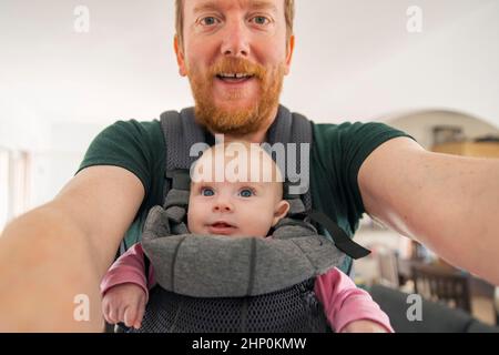 Baby Mädchen und Vater Selfie Stockfoto