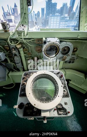 Ansicht eines grünen Radarschirms auf der Brücke des Flugzeugträgers USS Intrepid, Intrepid Sea, Air and Space Museum, New York, NY, USA Stockfoto