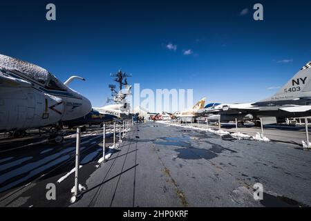 Ansicht von Flugzeugen, die auf dem Flugdeck des Flugzeugträgers USS Intrepid, Intrepid Sea, Air and Space Museum, New York, NY, USA, geparkt sind Stockfoto