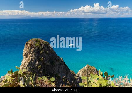 Felsklippe des Kaps Capo Vaticano, Tyrrhenisches Meer, Kalabrien, Süditalien Stockfoto