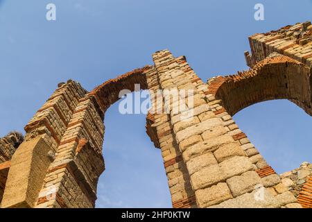 Das Acueducto de los Milagros, wundersame Aquädukt in Merida, Extremadura, Spanien, ist eine ruinierte römische Aquädukt-Brücke, Aquädukt gebaut, um Wasser zu liefern Stockfoto
