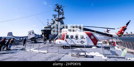 Szenische Ansicht eines Sikorsky HH-52 Seaguard SAR Hubschraubers auf dem Flugdeck der USS Intrepid, Intrepid Sea, Air and Space Museum, New York, NY, USA Stockfoto