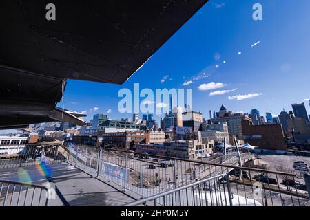 Blick auf die Skyline von Manhattan mit dem Auspuff einer Lockheed SR-71 Blackbird im Vordergrund, Intrepid Sea, Air and Space Museum, New York, NY, USA Stockfoto