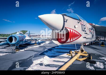 Während des Kalten Krieges überlief MiG 17 Seite an Seite einen amerikanischen F-8 Corsair auf dem Flugdeck der USS Intrepid Sea, Air and Space Museum in NYC, NY, USA Stockfoto