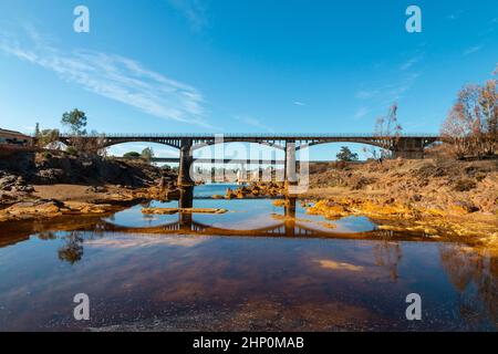 Brücke, die sich im Wasser des Rio Tinto widerspiegelt, einem berühmten Fluss, der die spanische Provinz Huelva durchquert Stockfoto