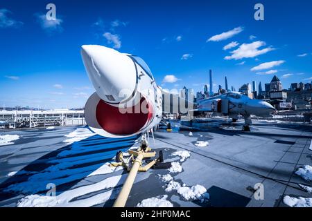 F-8 Crusader und F-4 Phantom II vor der Skyline von Manhattan auf dem Flugdeck des USS Intrepid Sea, Air and Space Museum in New York, USA Stockfoto