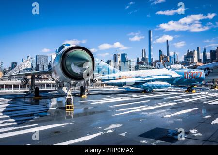 Während des Kalten Krieges überschlugen MiGs auf dem Flugdeck des USS Intrepid Sea, Air and Space Museum in NYC, NY, USA Stockfoto