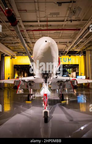 Frontansicht eines Douglas A-4 Skyhawk mit vorstehender Betankungssonde auf dem Hangardeck der USS Intrepid Sea, Air and Space Museum, New York, NY, USA Stockfoto