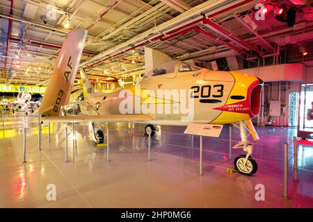 Ansicht eines nordamerikanischen FJ-3 Fury-Kampfflugzeugs mit gefalteten Flügeln auf dem Hangardeck des USS Intrepid Sea, Air and Space Museum in New York, NY, USA Stockfoto