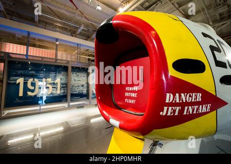 Blick auf den Motoreinlass einer nordamerikanischen FJ-3 Fury auf dem Hangardeck des USS Intrepid Sea, Air and Space Museum in New York, NY, USA Stockfoto