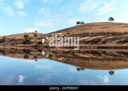 Landschaft, die sich in den Gewässern des Rio Tinto, Huelva, Spanien widerspiegelt Stockfoto