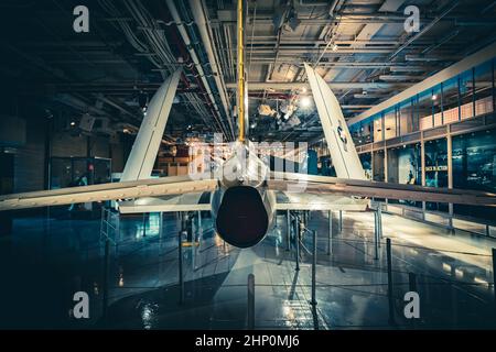 Rückansicht eines nordamerikanischen FJ-3 Fury-Kampfjets mit gefalteten Flügeln auf dem Hangardeck des USS Intrepid Sea, Air and Space Museum in New York, USA Stockfoto