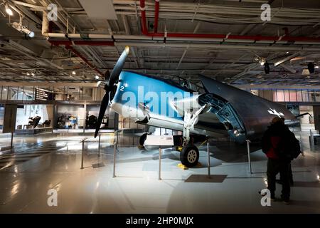 Ansicht eines Grumman TBM Avenger WWII Torpedobombers mit gefalteten Flügeln auf dem Hangardeck des USS Intrepid Sea, Air and Space Museum in New York, NY, USA Stockfoto