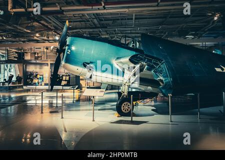 Ansicht eines Grumman TBM Avenger WWII Torpedobombers mit gefalteten Flügeln auf dem Hangardeck des USS Intrepid Sea, Air and Space Museum in New York, NY, USA Stockfoto