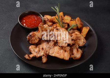 Gegrillte marinierte, ohne Knochen, hähnchenlose Hähnchenschenkel ((Pargiot). Traditionelles israelisches Gericht Stockfoto