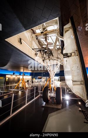 Blick auf das Hauptfahrwerk von Space Shuttle Enterprise auf der USS Intrepid Sea, Air and Space Museum in New York City, NY, USA Stockfoto
