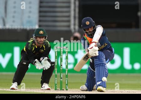 MELBOURNE, AUSTRALIEN - 18. FEBRUAR: Kusal Mendis aus Sri Lanka trifft den Ball im vierten Spiel der T20 International Series zwischen Australien und Sri Lanka am 18. Februar 2022 auf dem Melbourne Cricket Ground in Melbourne, Australien. Bild: brett keating/Alamy Live News Stockfoto