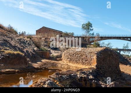 Überreste einer alten Wassermühle am Rio Tinto, einem spanischen Fluss, der durch die Provinz Huelva fließt Stockfoto