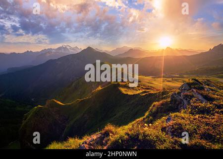 Blick auf den Sonnenuntergang im Sommer auf dem Passo di Giau, Colle Santa Lucia, Dolomiten, Italien Stockfoto