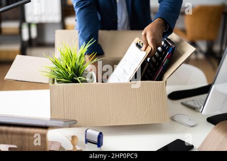 Job Beenden. Mitarbeiter Hält Karton Am Schreibtisch Stockfoto