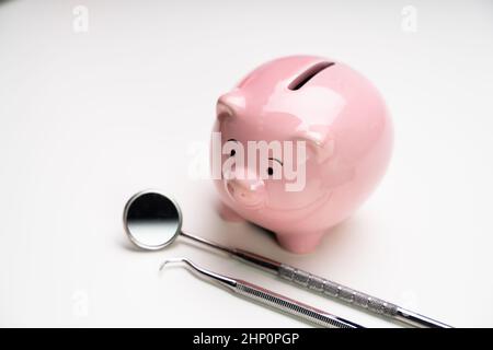 Zahnimplantatversicherung Service Und Sparschwein Mit Geld Stockfoto