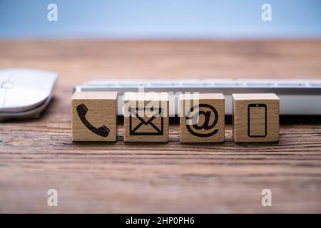 Verschiedene Kontaktmethoden. Weiße Symbole Für Telefon, E-Mail Und Post Stockfoto