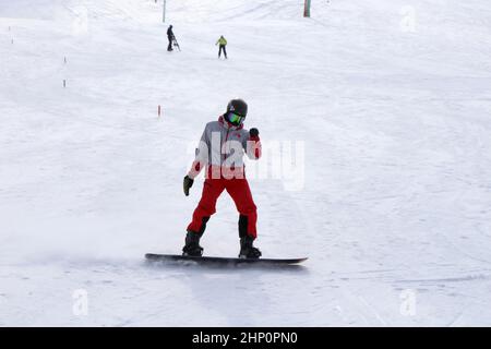 Iran, Iran. 16th. Februar 2022. Puriya Khaliltash, eine iranische Snowboarderin, die an den Paralympics teilnehmen möchte, trainiert am 16. Februar 2022 im Skigebiet Dizin, etwa 70km nördlich von Teheran, Iran. UM MIT "Feature: Irans Winter Paralympier streben nach Erfolg in kommenden China-Spielen" zu GEHEN.Quelle: Gao Wencheng/Xinhua/Alamy Live News Stockfoto