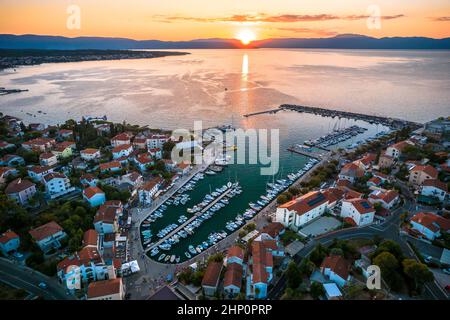 Stadt Malinska Luftaufnahme Sonnenuntergang, Insel Krk, Kvarner-Archipel, Kroatien Stockfoto