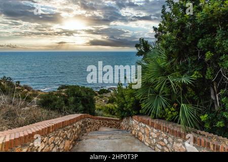 Die Steintreppe auf dem Weg zum Strand, Spanien. Stockfoto