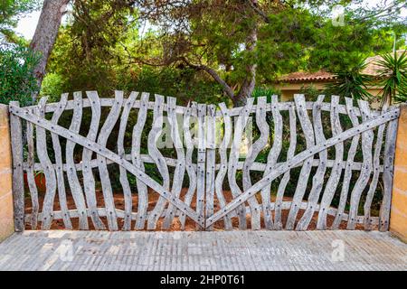 Rustikales Zauntor aus Holz in Santanyí Mallorca, Spanien. Stockfoto