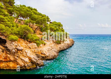 Panoramaaufnahme mit Drohne von oben der Bucht von Cala Santanyí auf Mallorca, Spanien. Stockfoto