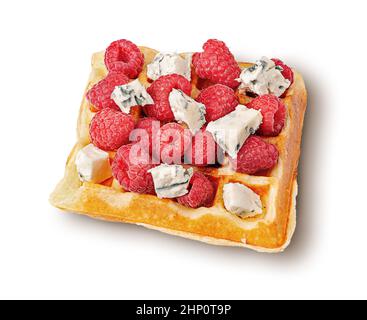 Französische Waffeln mit Himbeeren und Dorlu-Käse, Blick auf weißen Hintergrund Stockfoto