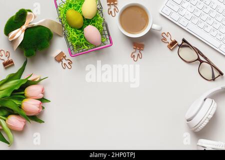 Desktop. Keyboard Tasse Kaffee mit osterfrühlingsdekorationen. Flach laytes Kopierfeld, Draufsicht Stockfoto