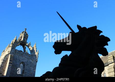 Ein Farbfoto der King's College Chapel, Aberdeen University, Aberdeen. Im Vordergrund ist die Silhouette einer Einhorn-Skulptur zu sehen. Stockfoto