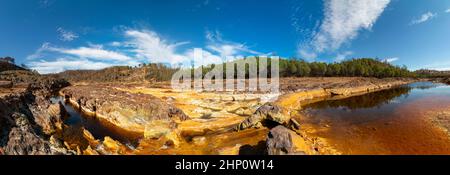 Tolle Landschaft. Umgebung des Rio Tinto, einem Fluss, der die Felsen und Steine seines Kanals mit gelben, roten und orangefarbenen Farben färbt Stockfoto