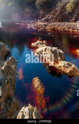 Der Fluss Rio Tinto in Huelva, Spanien, dessen Wasser die Felsen seines Bettes durch die Mineralien aus den Minen in leuchtenden Farben färbt Stockfoto