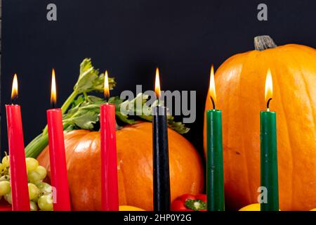 Komposition von halloween Dekoration mit Kerzen und Kürbissen auf schwarzem Hintergrund Stockfoto