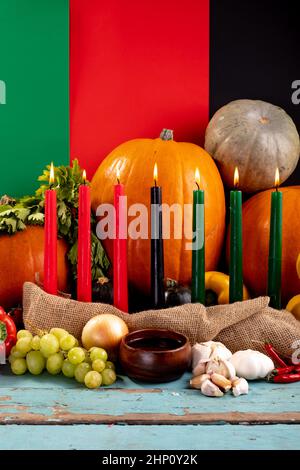 Komposition von halloween Dekoration mit Kerzen und Kürbissen auf tricolorierten Hintergrund Stockfoto