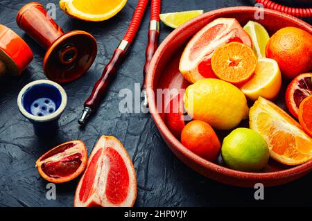 Köstliche Shisha mit Orange, Limette, Zitrone und Grapefruit. Zitrus-Shisha-Tabak. Stockfoto