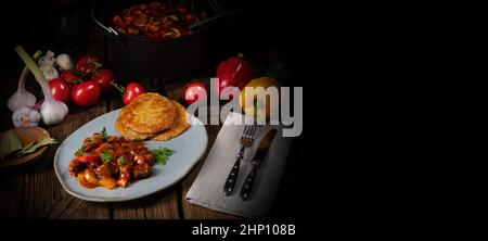 Original ungarischer Gulasch mit Kartoffelpfannkuchen Stockfoto